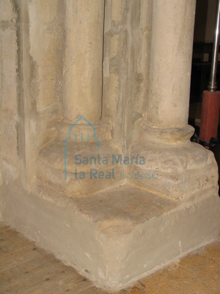 Arco triunfal, basas del lado izquierdo