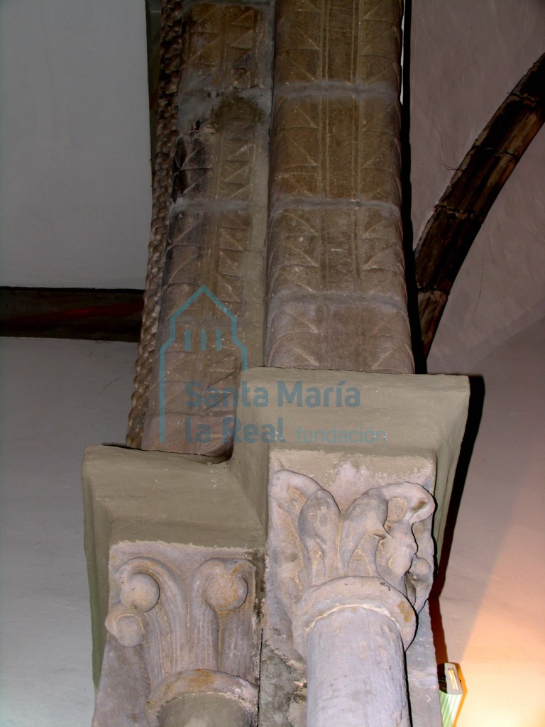 Arco triunfal, capiteles del lado izquierdo