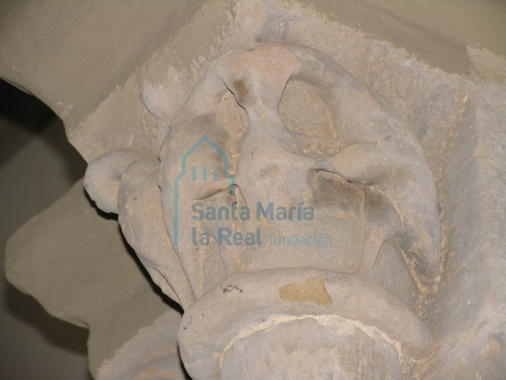 Arco triunfal, capiteles del lado izquierdo, detalle aves