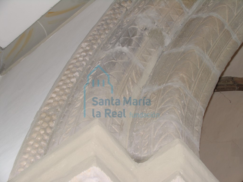 Detalle de las arquivoltas del arco triunfal