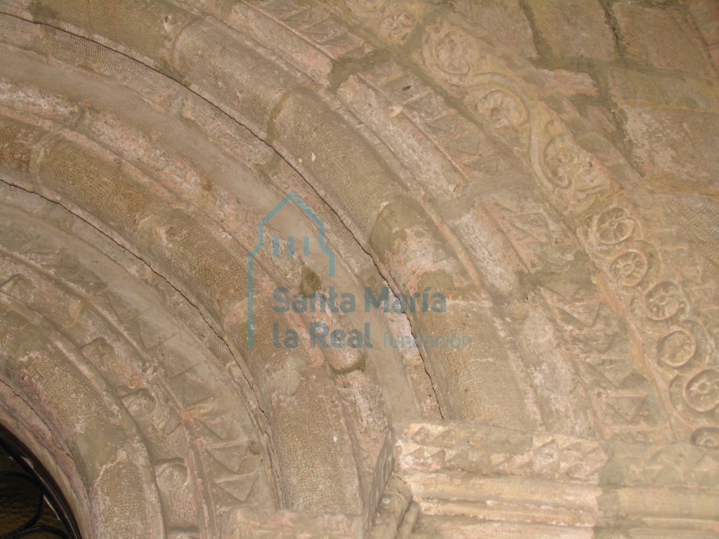 Portada occidental. Detalle de las arquivoltas desde la derecha