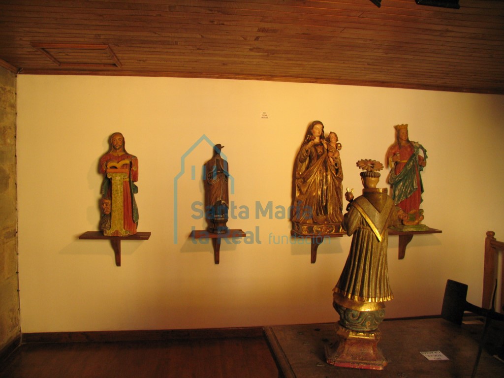 Piezas de imaginería en el museo de la iglesia