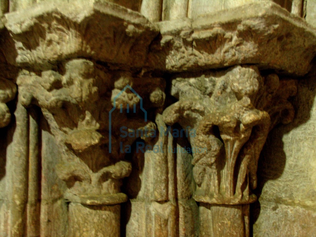Detalle de los capiteles del lado derecho de la antigua portada