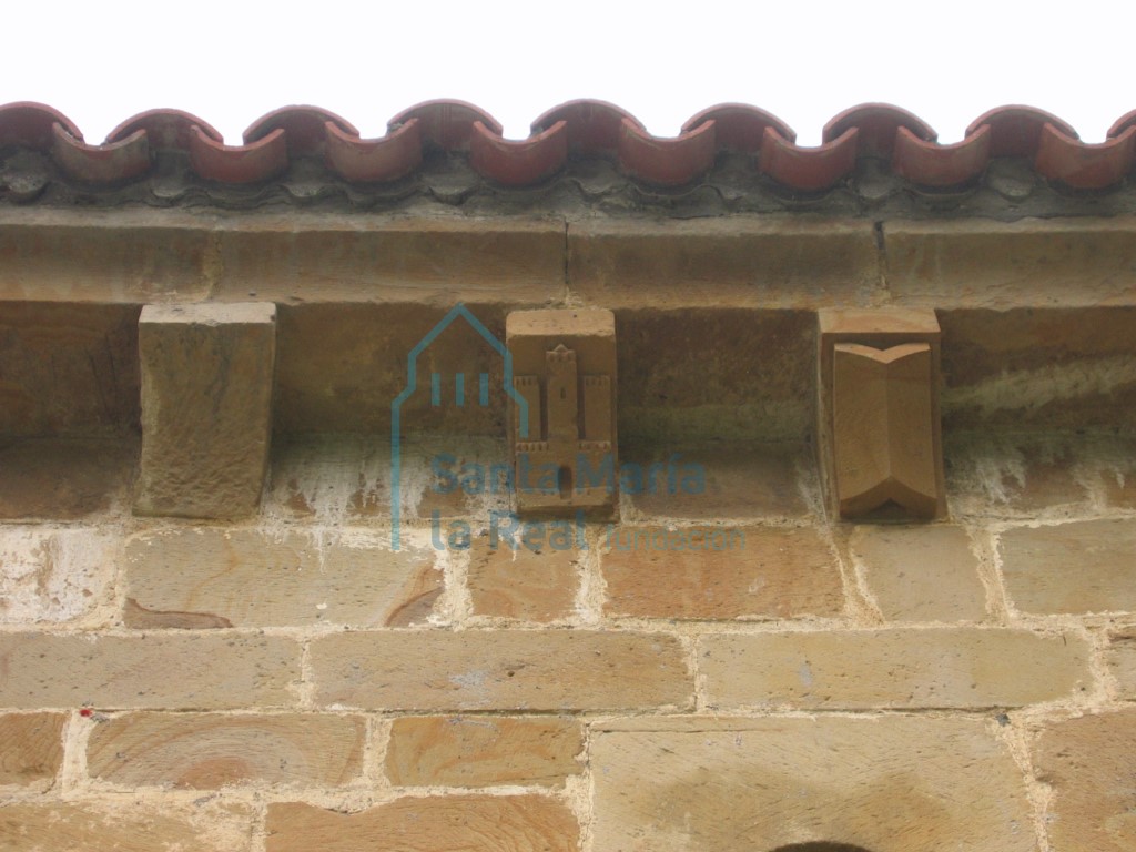 Canecillos de la portada principal