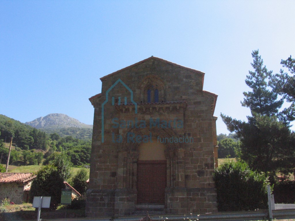Exterior de la portada occidental