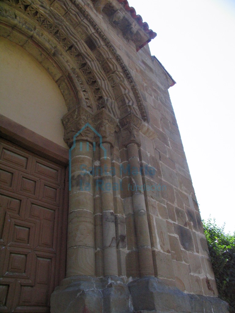 Columnas en derrame del lateral derecho de la portada occidental