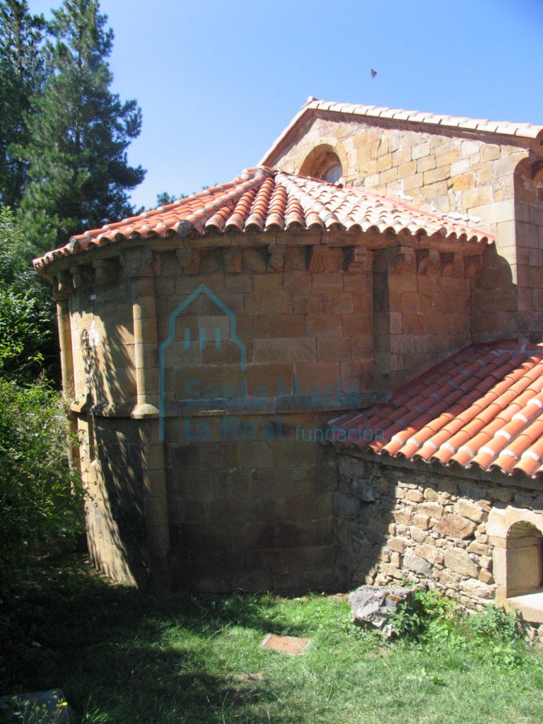 Ábside por la fachada septentrional