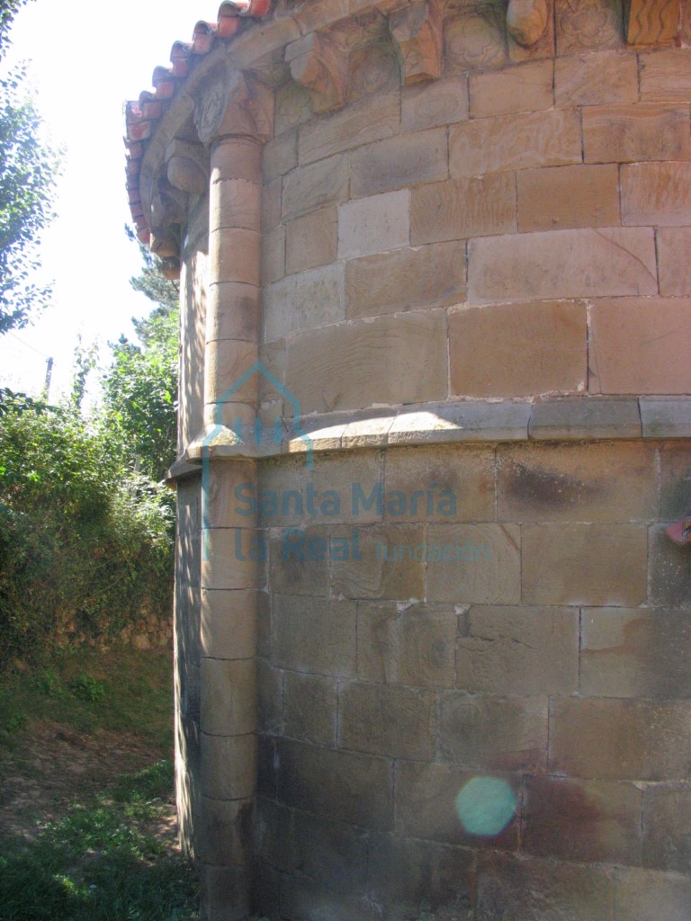 Detalle de columna adosada al ábside