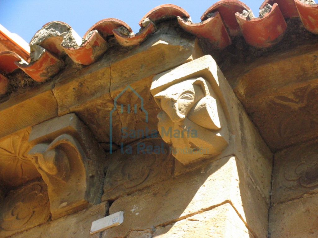 Impostas y canecillos del ábside