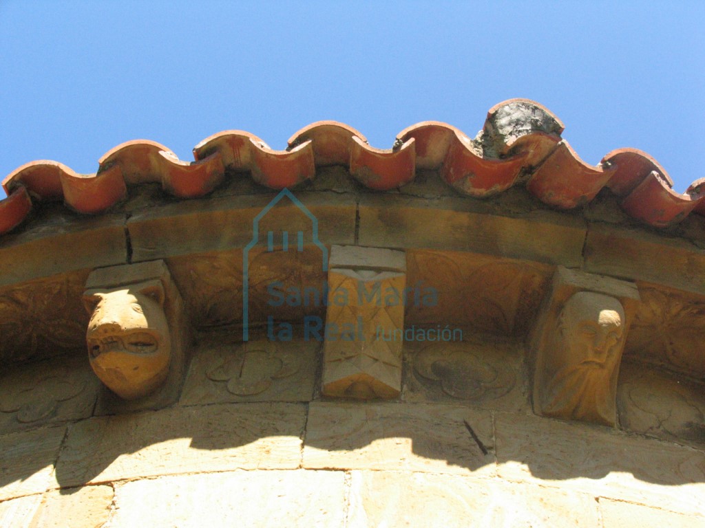 Impostas y canecillos del ábside