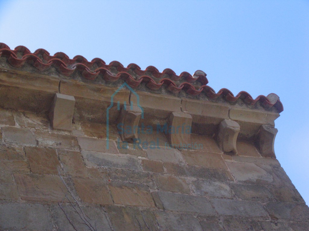 Canecillos del alero norte