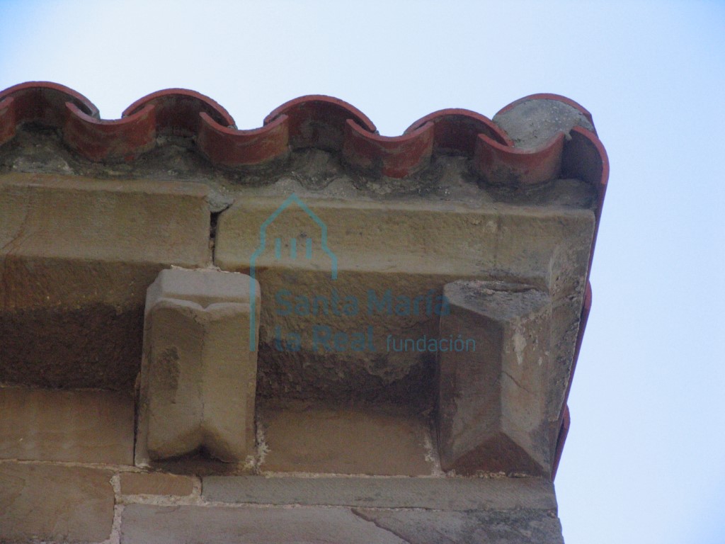 Canecillos del alero norte