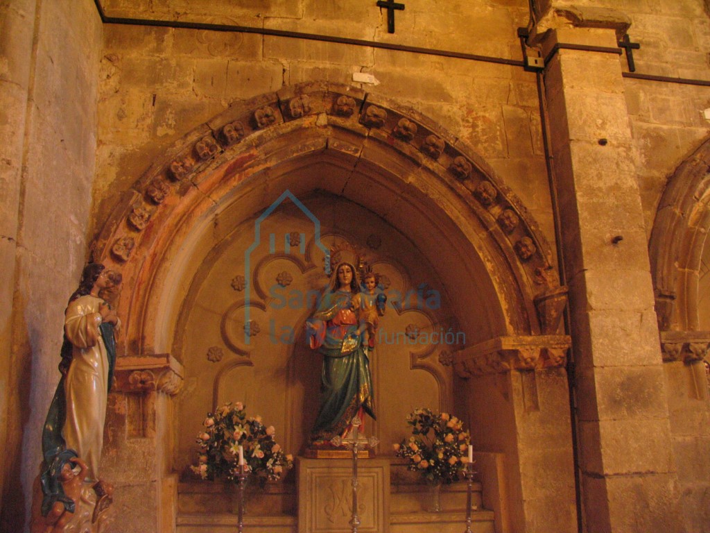 Muro del lado sur y arcosorios abiertos en él hacia el siglo XIV