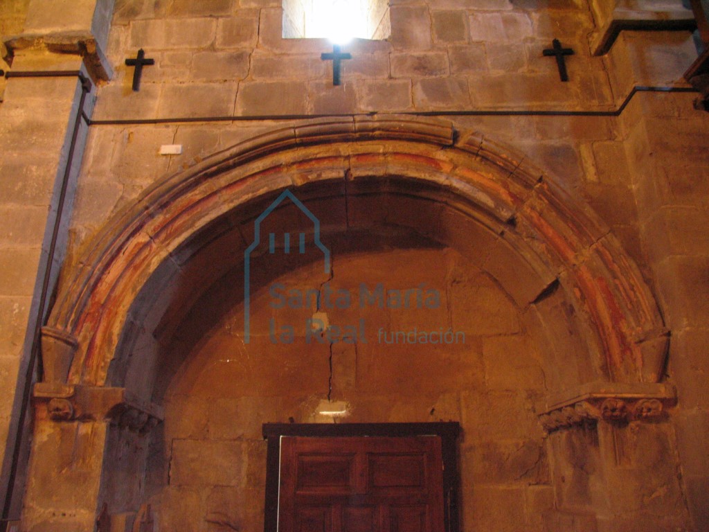 Muro del lado sur y arcosorios abiertos en él hacia el siglo XIV
