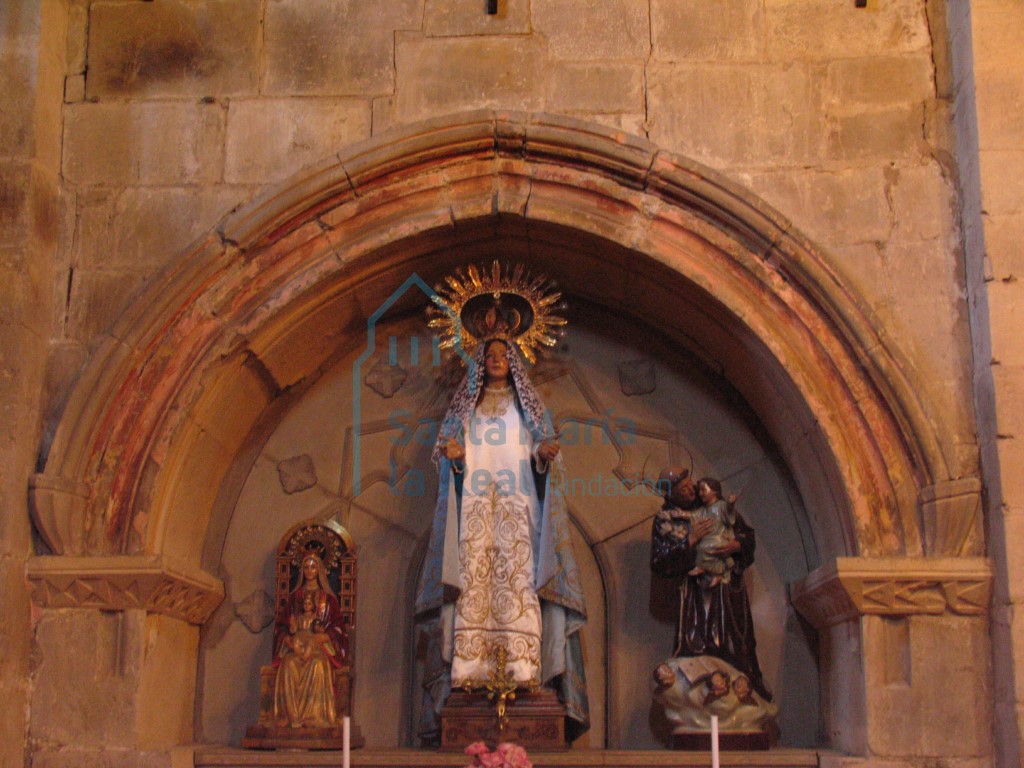 Muro del lado norte y arcosorios abiertos en él hacia el siglo XIV