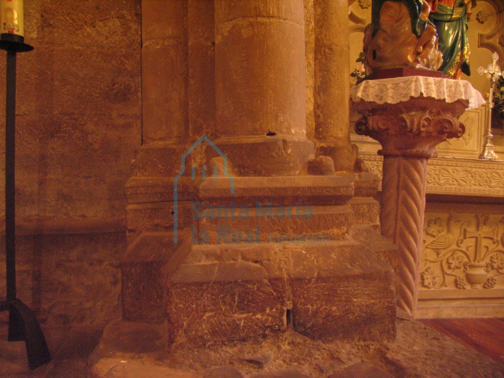Basa izquierda del arco triunfal
