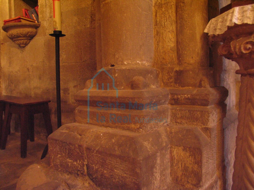 Basa derecha del arco triunfal