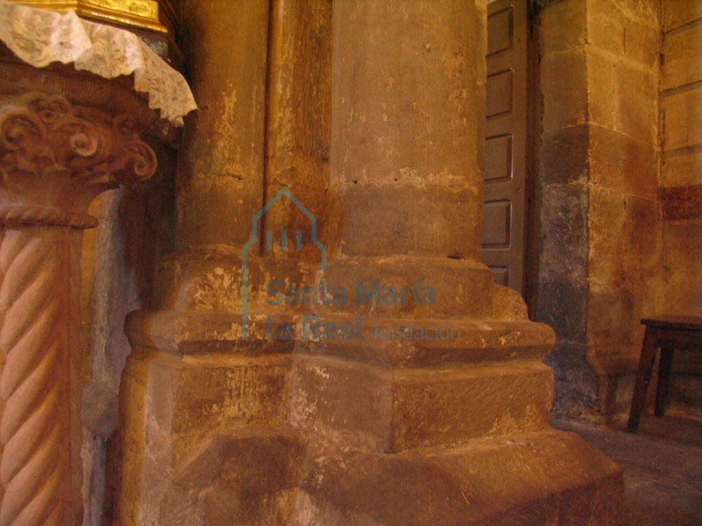 Basa derecha del arco triunfal Basa derecha del arco triunfal