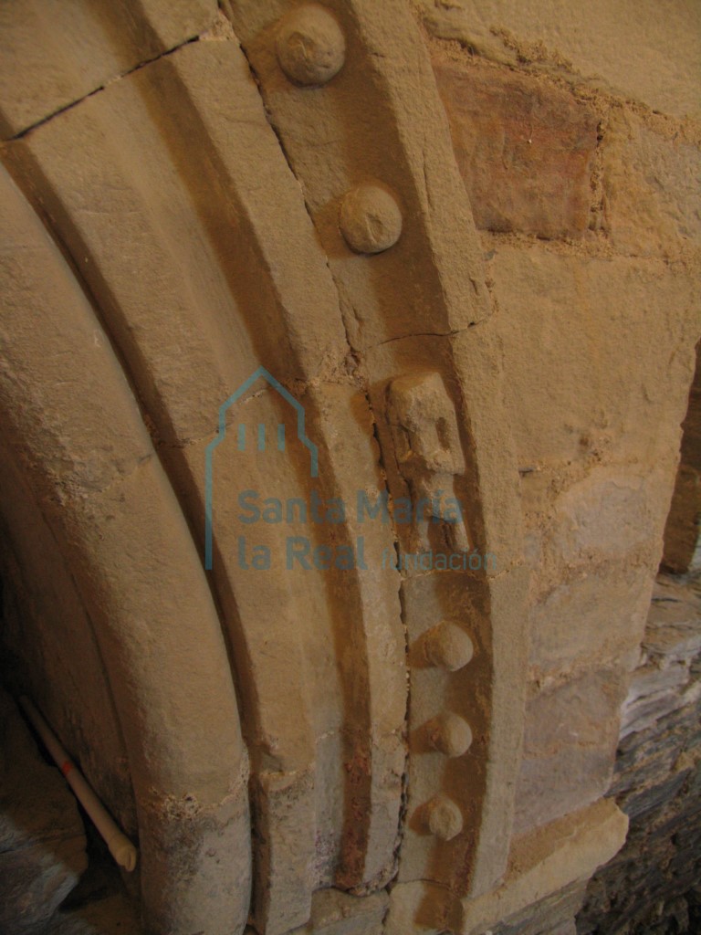 Detalle de la arquivolta del arcosolio del presbiterio