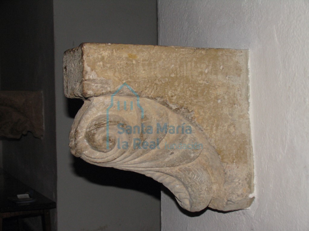 Canecillo reutilizado en el interior en el arranque de la nave principal