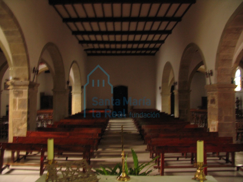 Vista del interior de la nave central desde el presbiterio