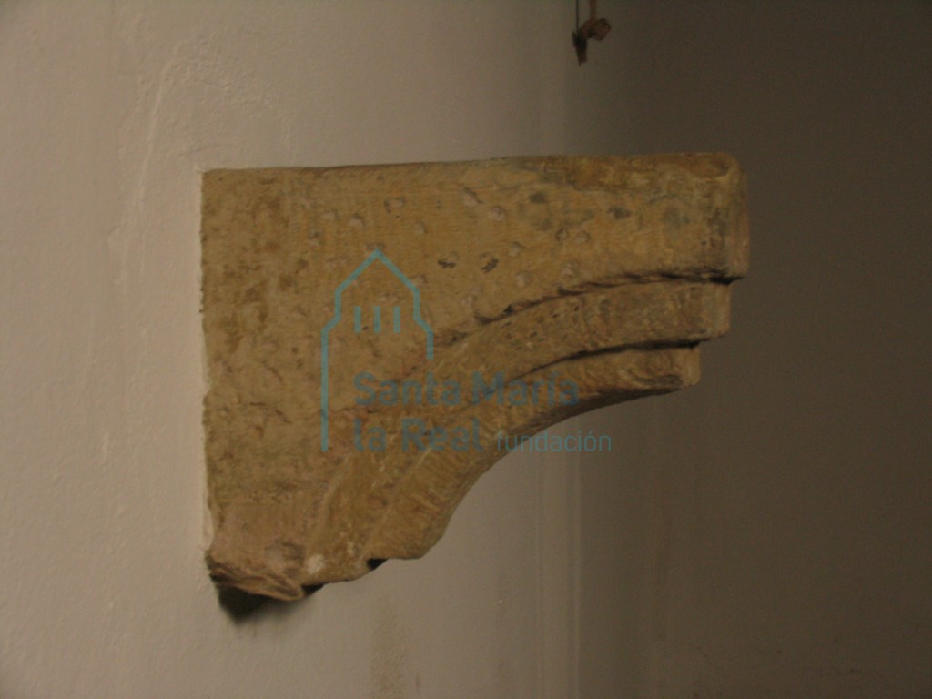 Canecillo reutilizado en el interior en la nave lateral norte