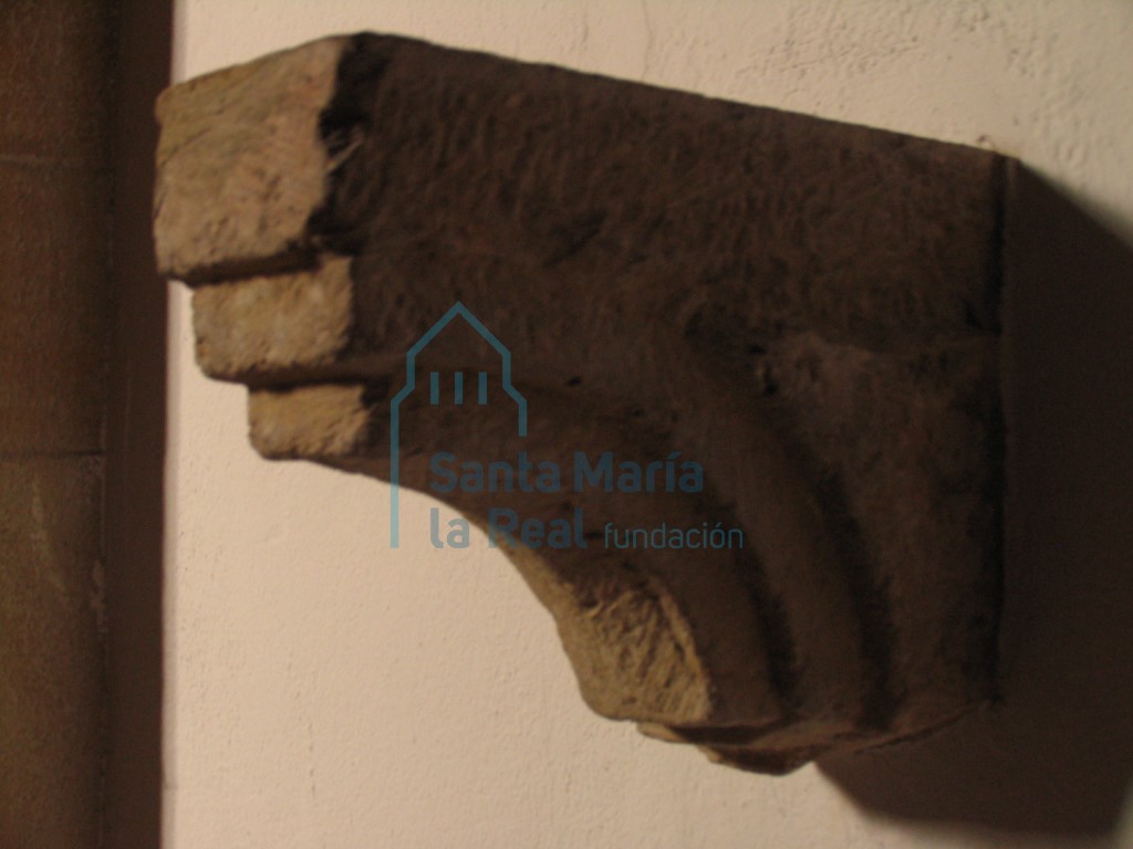 Canecillo reutilizado en el interior en la nave lateral norte