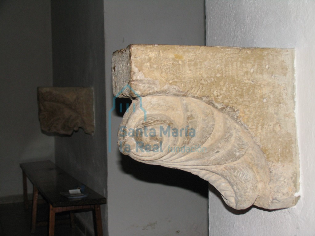 Canecillo reutilizado en el interior en el arranque de la nave principal
