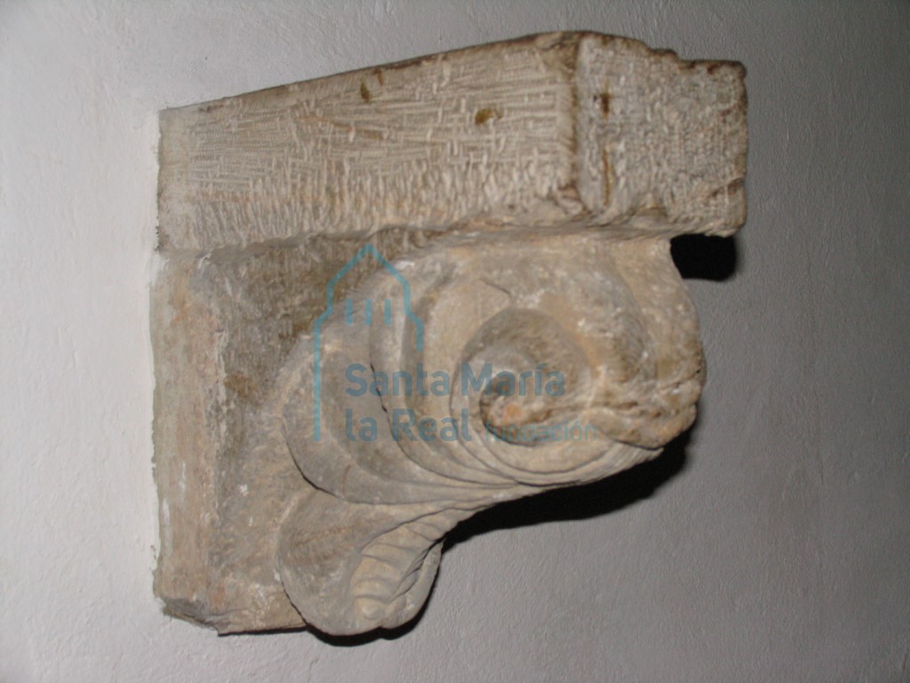 Canecillo reutilizado en el interior en el arranque de la nave principal