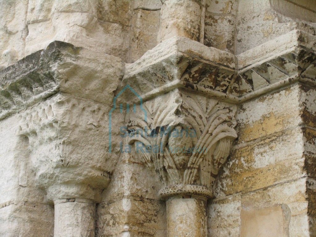 Capiteles de la jamba izquierda de la portada