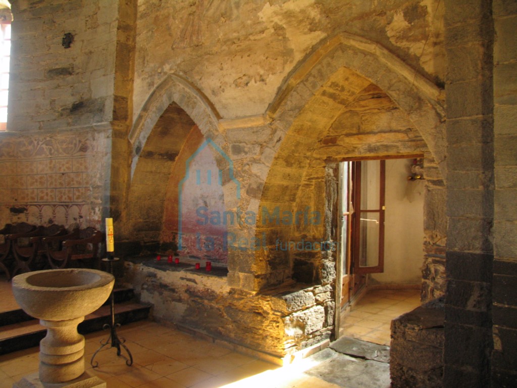 Arcosóleo y acceso del muro sur del presbiterio