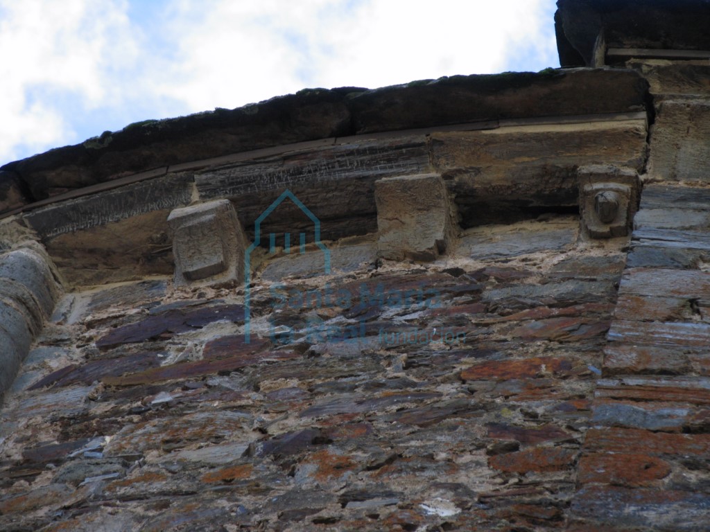 Canecillos del muro norte