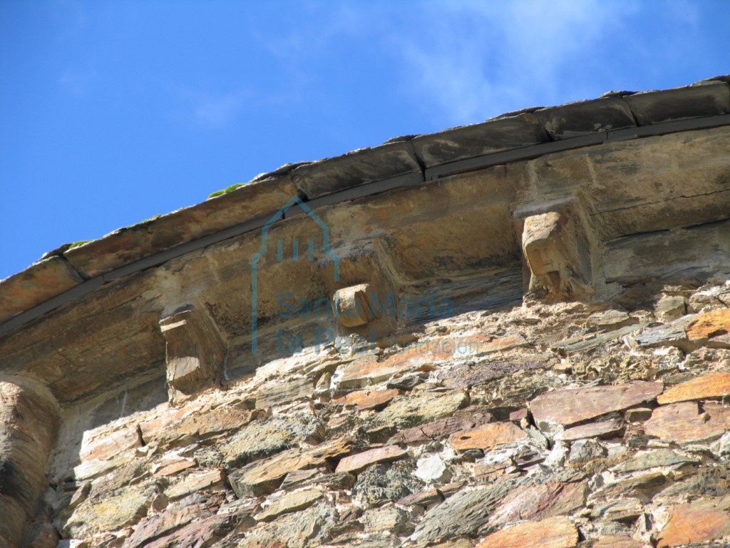 Canecillos del muro sur