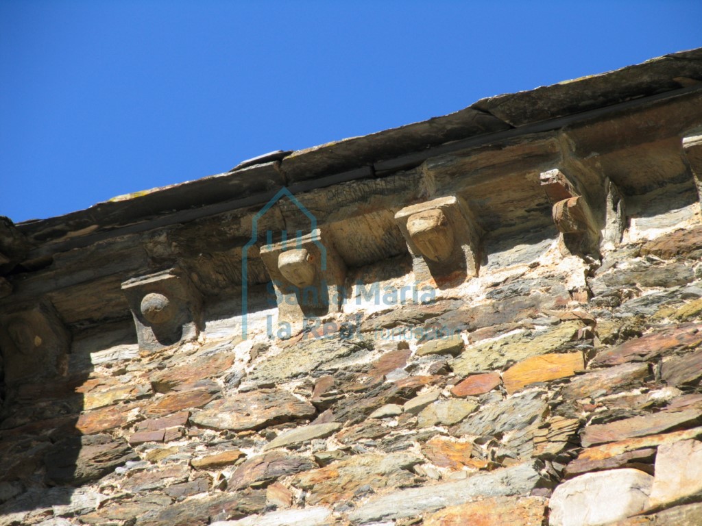 Canecillos del muro sur