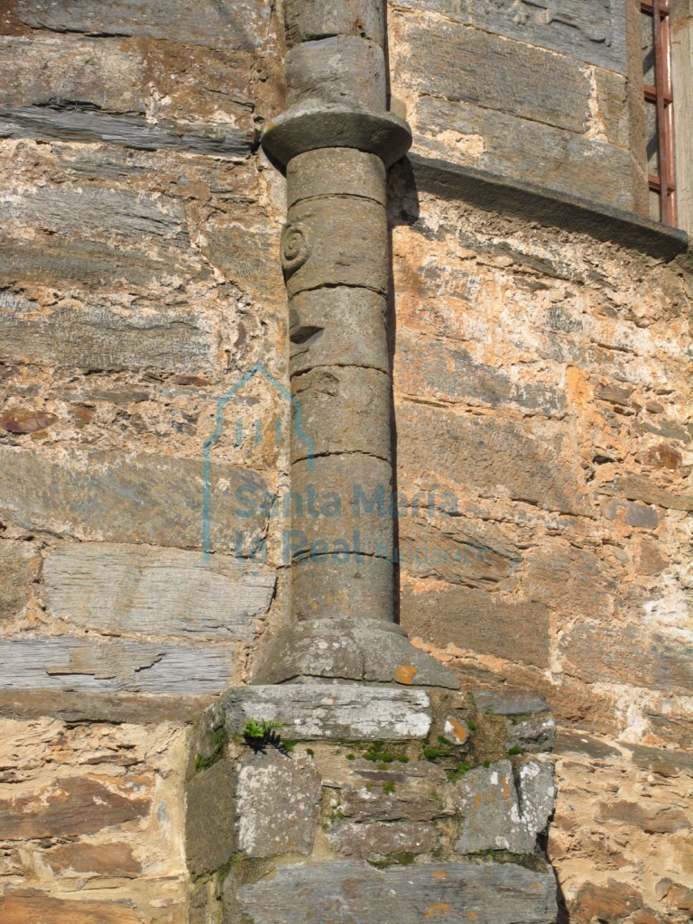 Columna del ábside sur