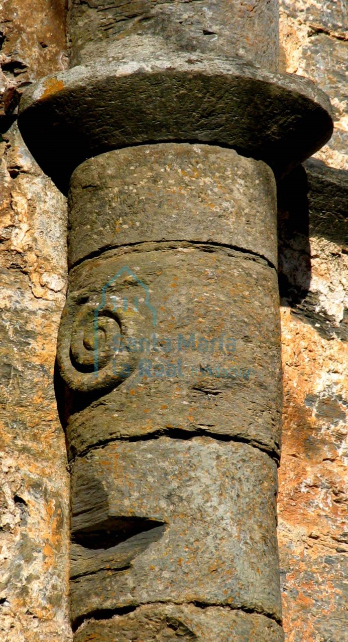 Detalle de la columna del muro sur del ábside