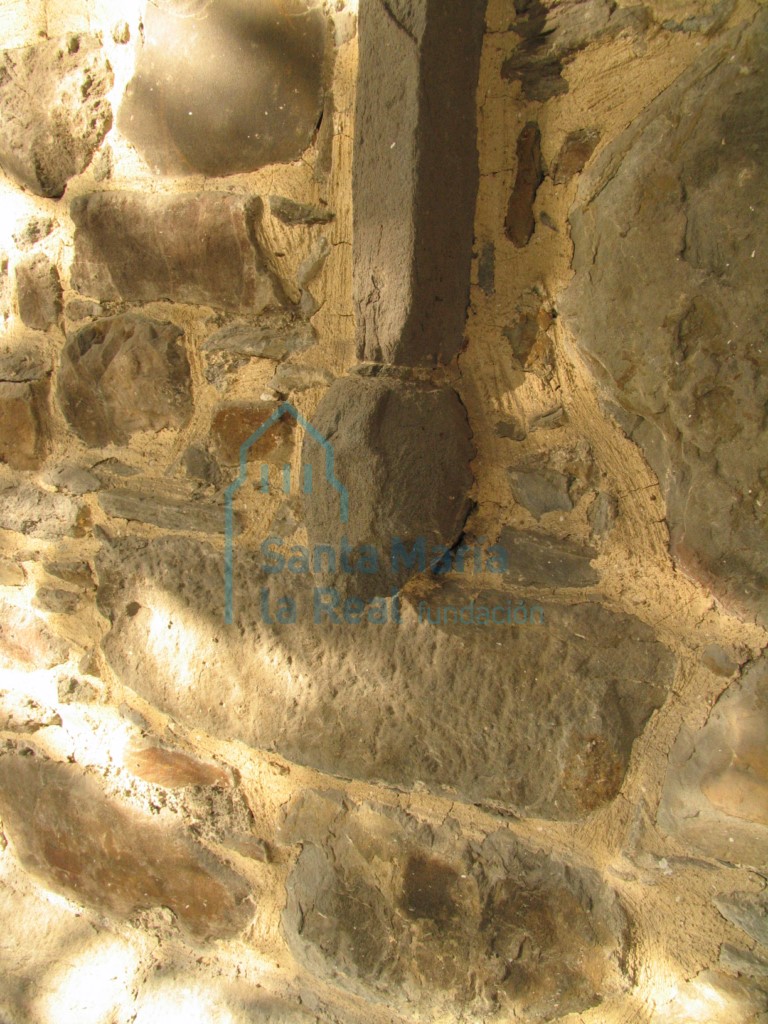 Talla de una cabeza desde la que arranca el alfiz de la portada meridional. Lado izquierdo