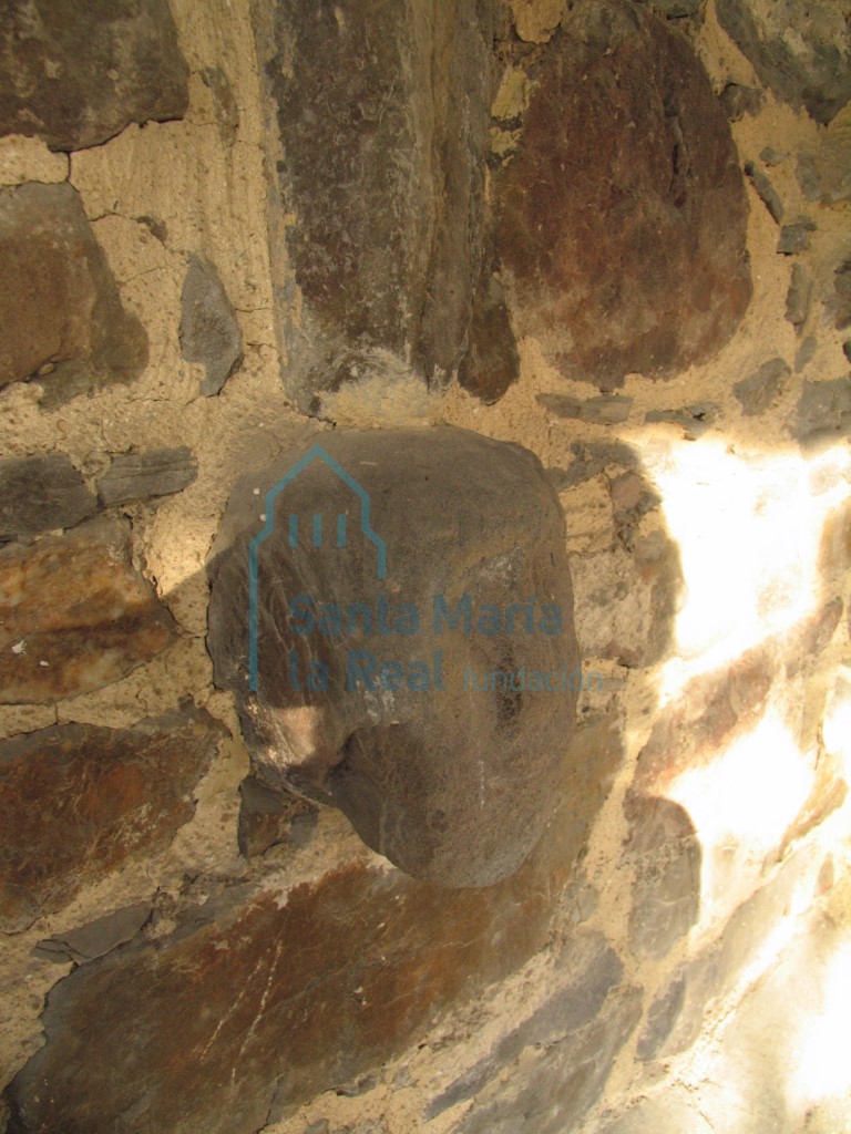 Detalle de una cabeza en el arranque del alfiz. Lado derecho