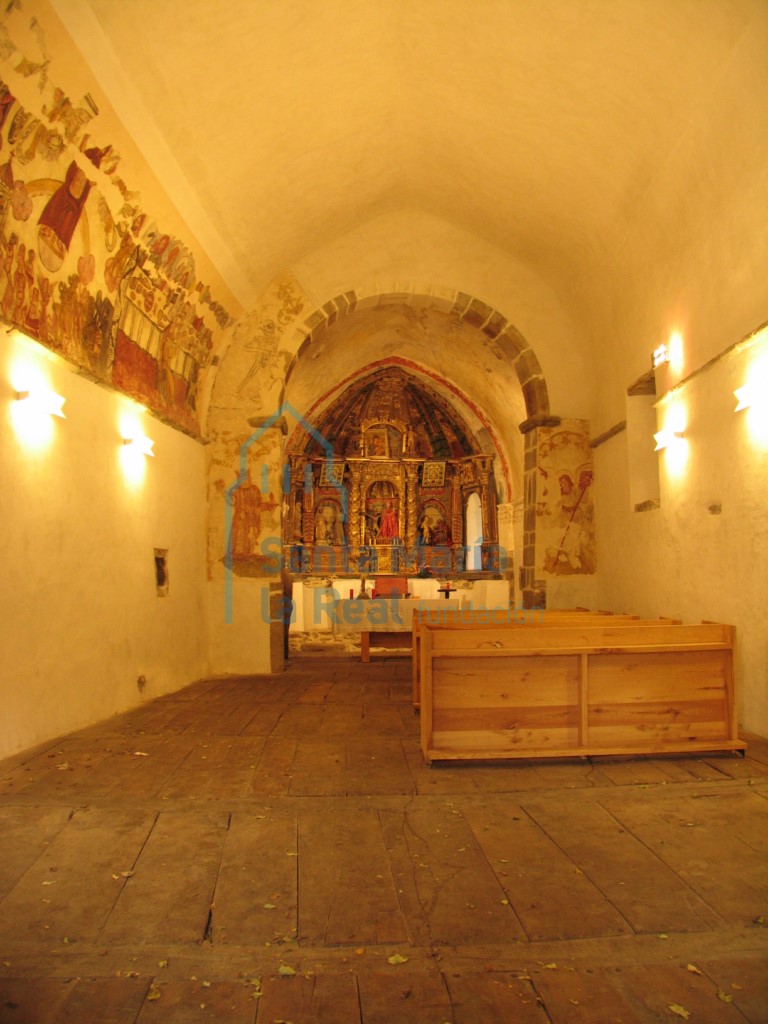 Vista del interior de la nave hacia la cabecera