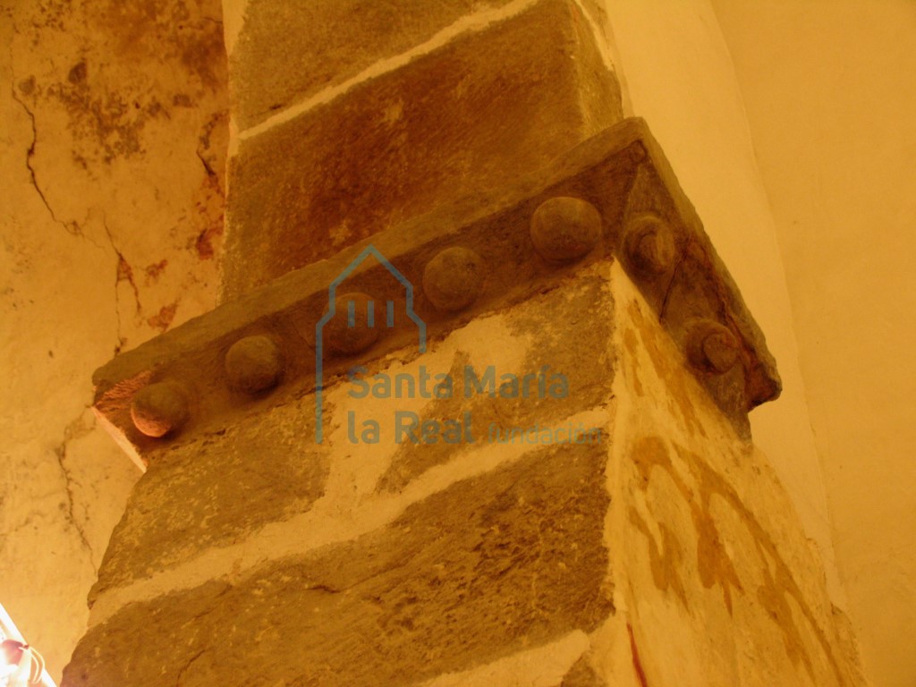 Imposta del arco triunfal en el lado derecho