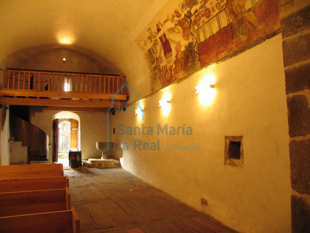 Vista del interior de la nave hacia los pies