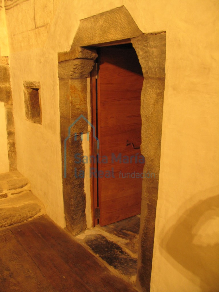 Puerta de acceso a la sacristía