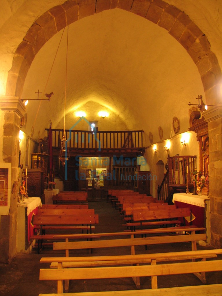 Interior de la nave desde el presbiterio