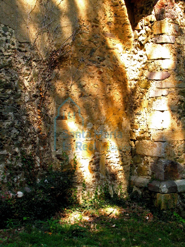 Detalle del muro este de la iglesia en el exterior