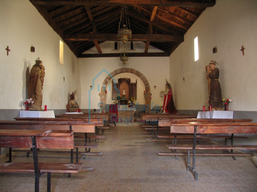 Interior, hacia la cabecera