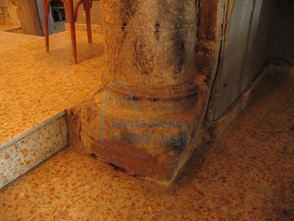 Arco triunfal, basa lado derecho