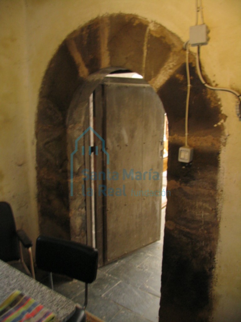 Puerta que comunica la sacristía con la nave