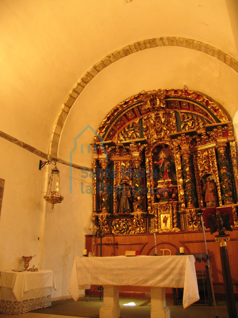 Presbiterio y altar