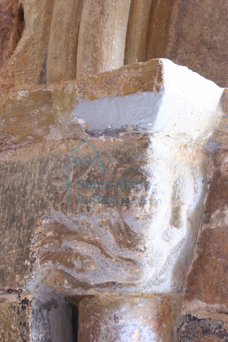 Capitel del lado izquierdo de la portada septentrional en el interior de la iglesia