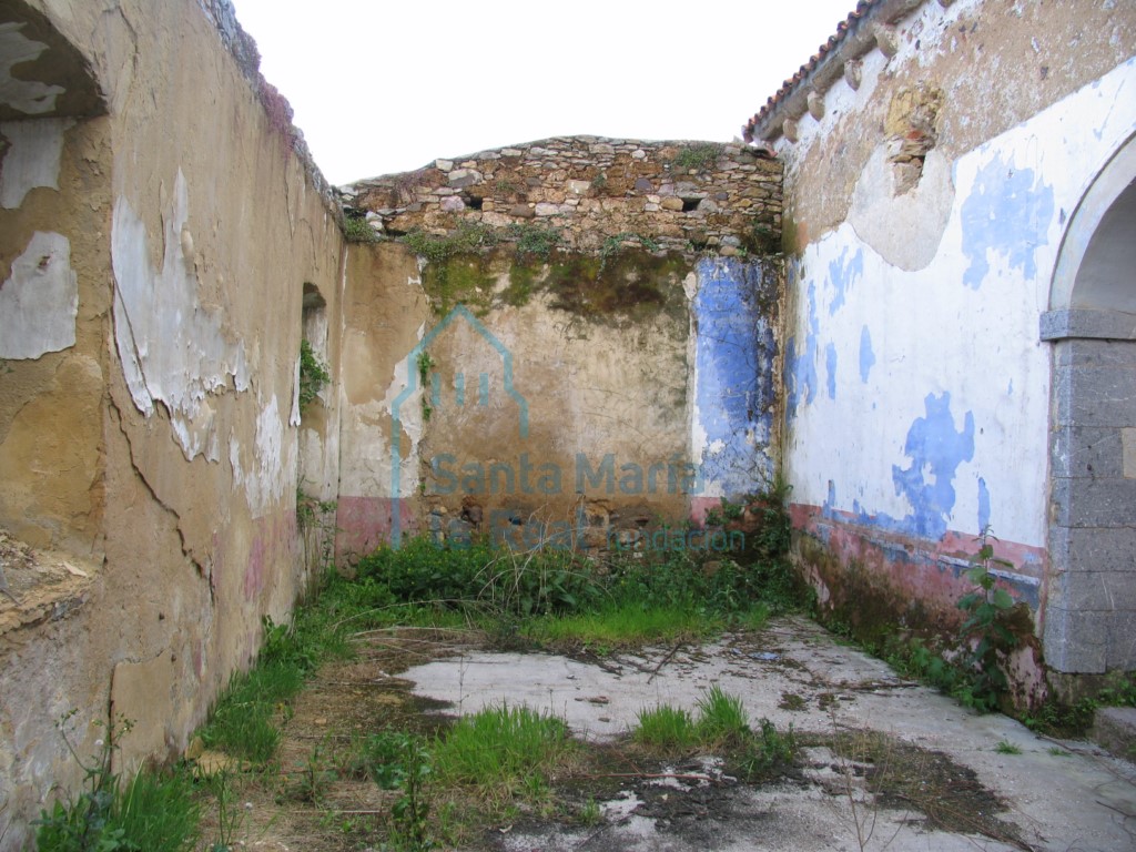 Estancia adosada al muro norte de la nave, vista hacia la cabecera